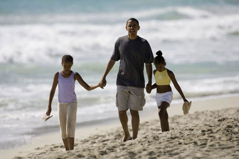 Obama and daughters Malia and Sasha walk on Kailua Beach - Hawaii vacation