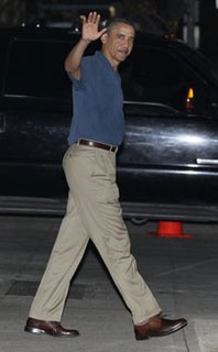 Obama leaving Alan Wong's Restaurant