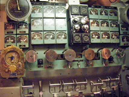 Bowfin maneuvering room