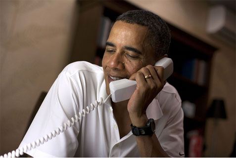 Obama calls the military on Christmas Eve